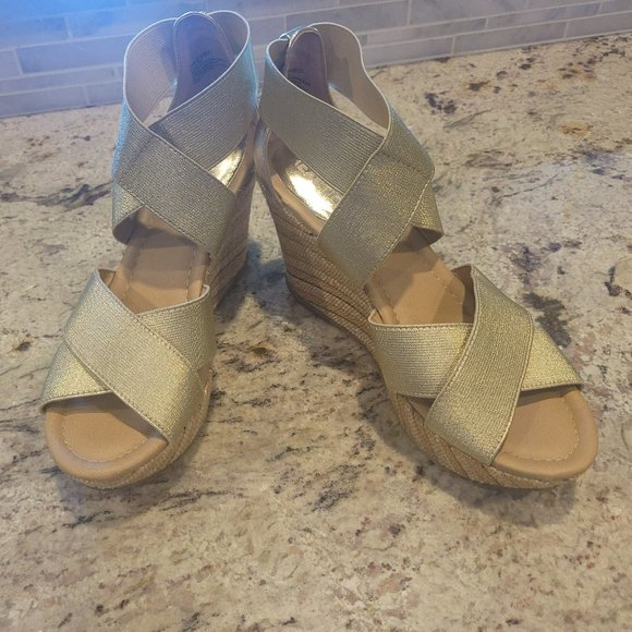 Kenneth Cole Reaction Rattan Wedge-Metallic Gold Sandal, Size 8Med - Picture 2 of 6
